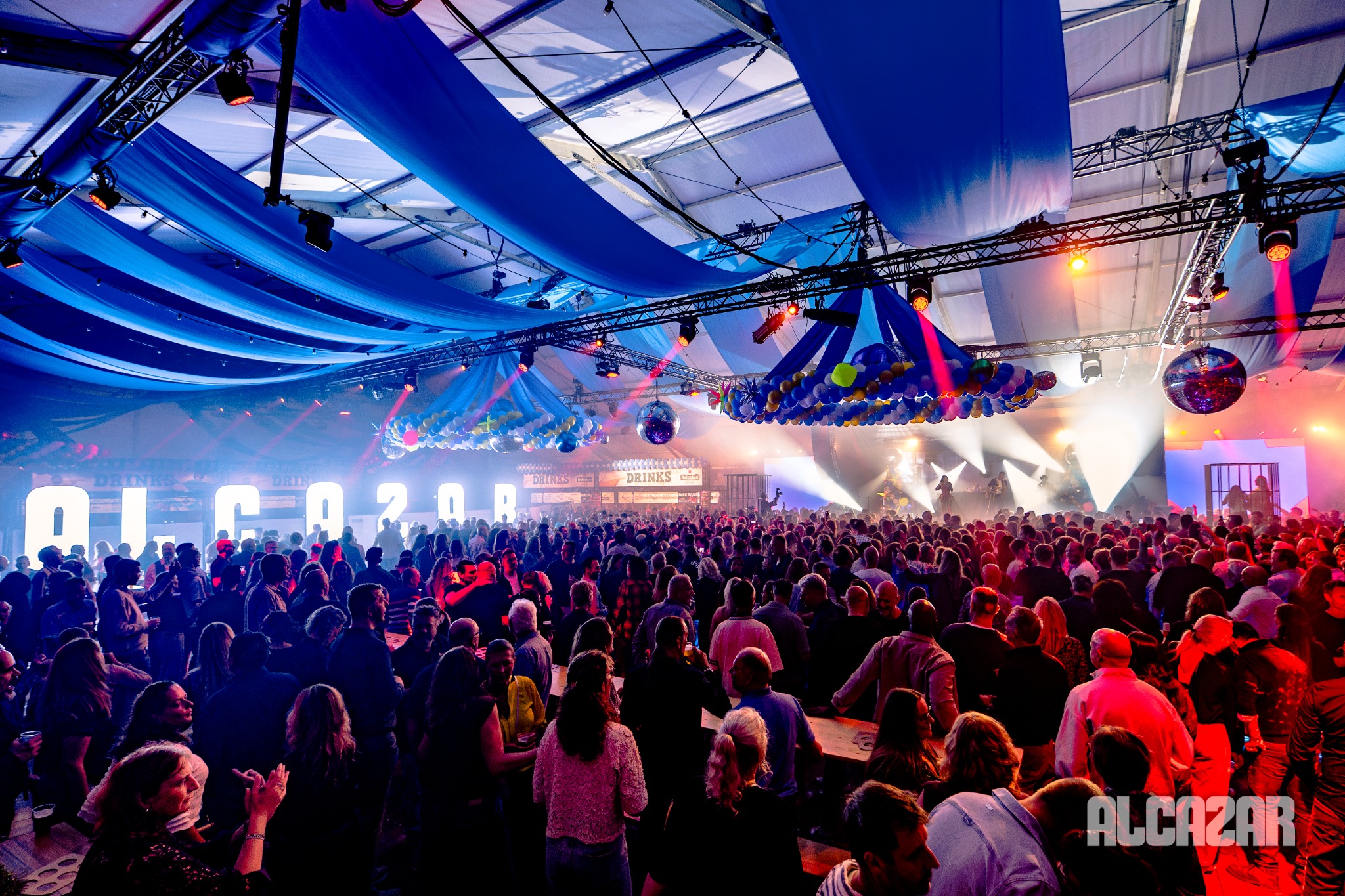 De volle tent tijdens Alcazar The Reunion
