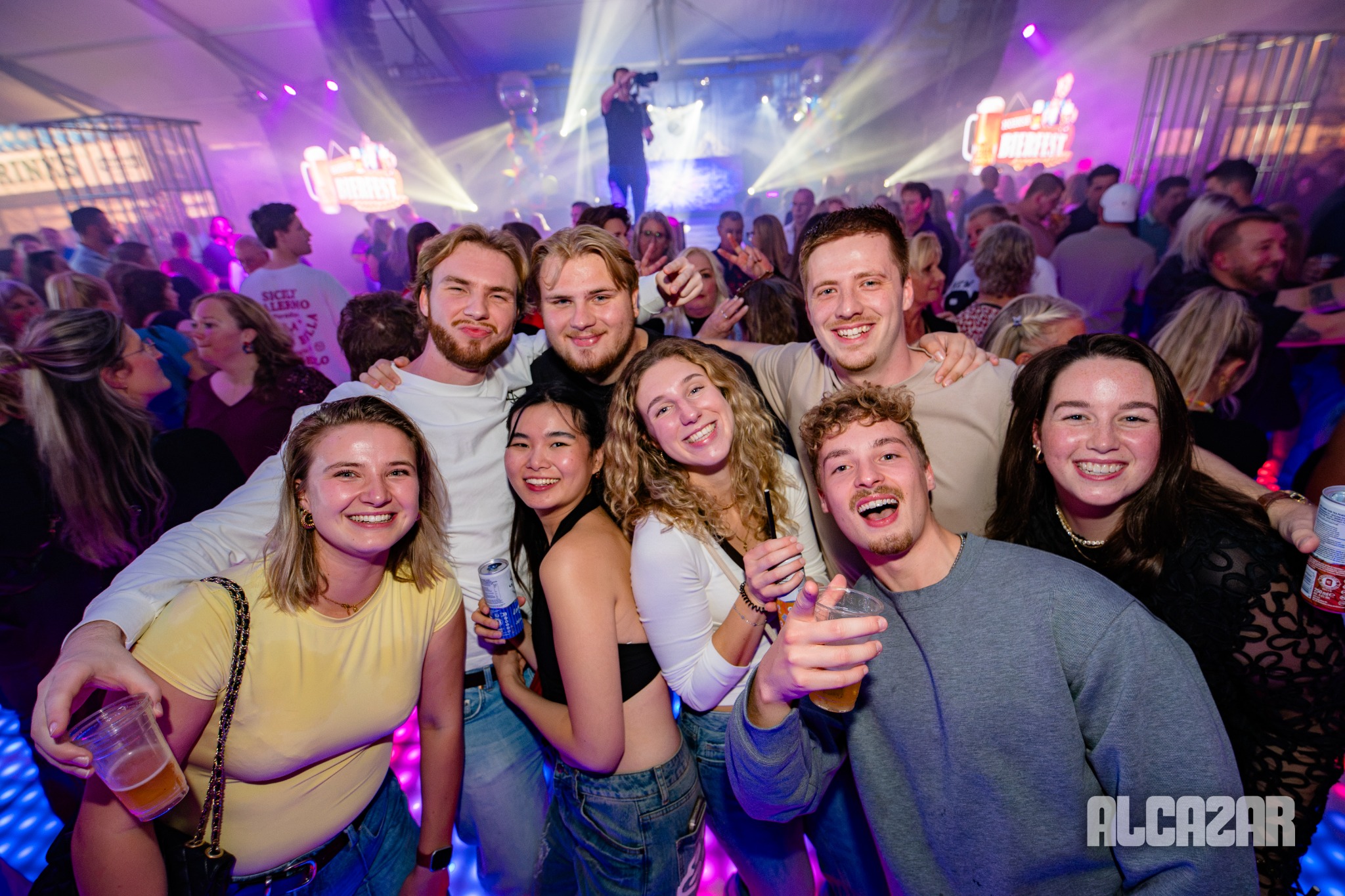 Vrienden samen op de dansvloer