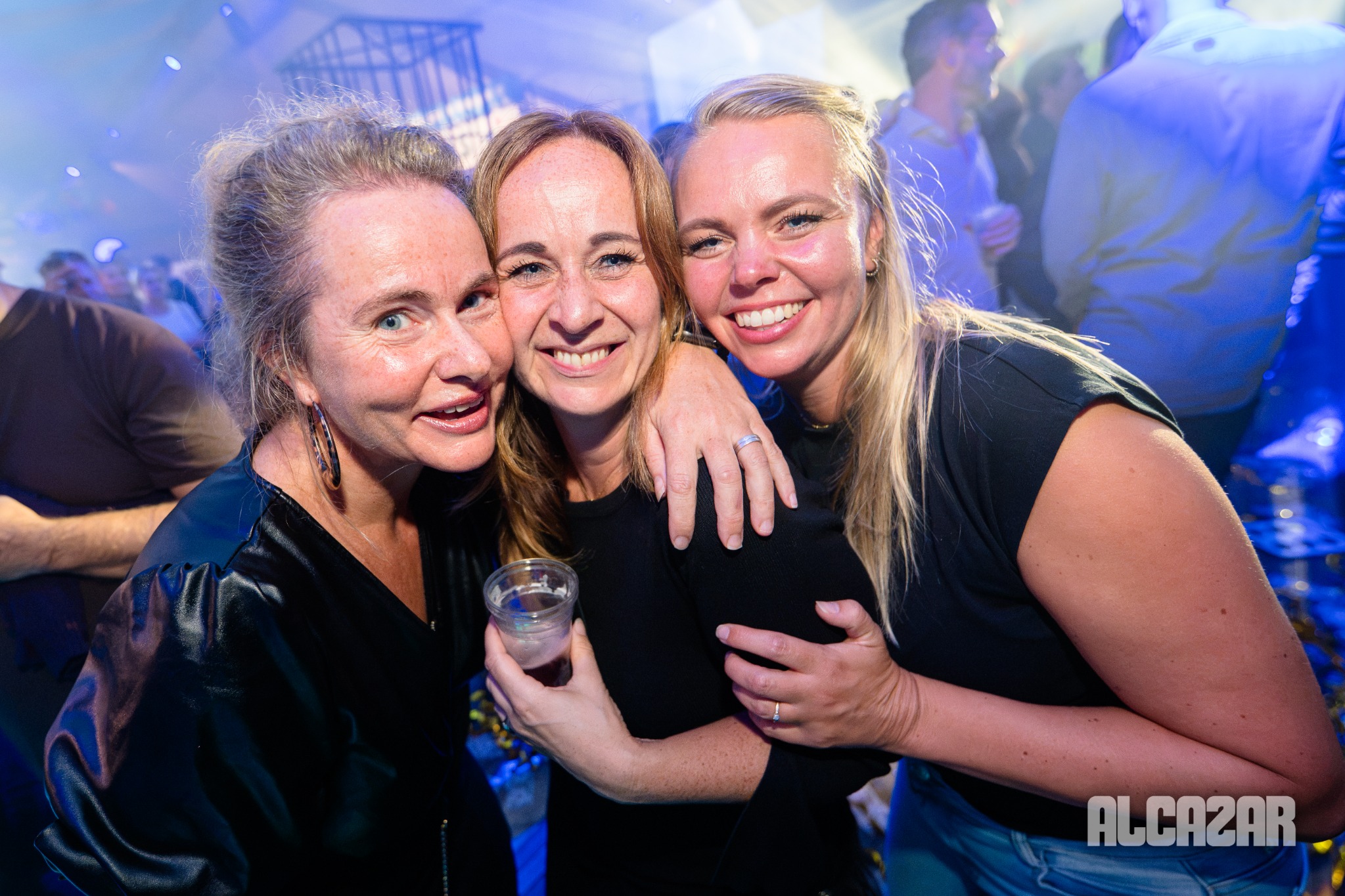 Drie vriendinnen tijdens Alcazar The Reunion
